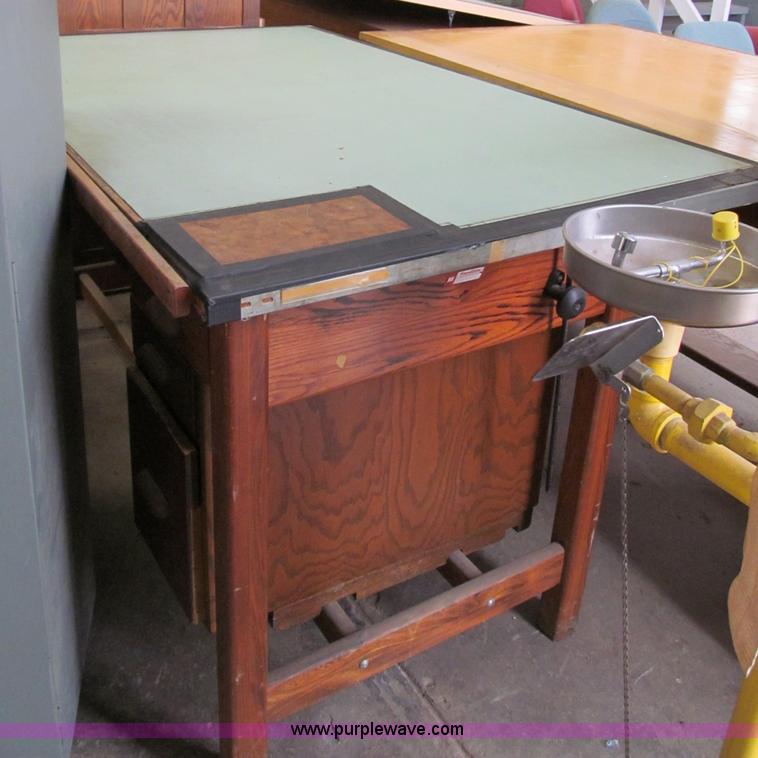 image for item E5621 Assorted office supplies