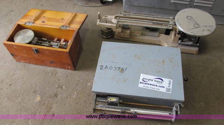 image for item E5622 (3) Precision scales with computer weights