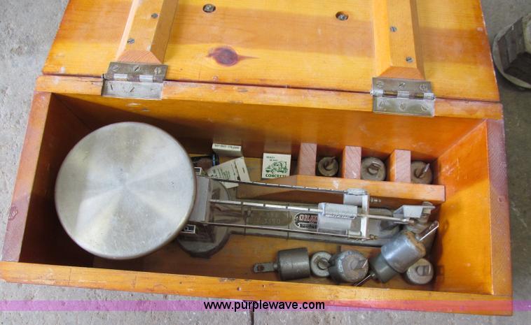 image for item E5622 (3) Precision scales with computer weights