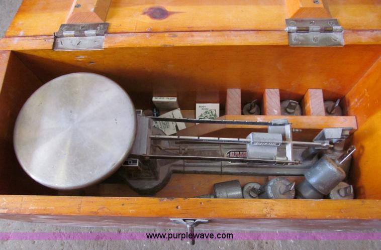 image for item E5622 (3) Precision scales with computer weights