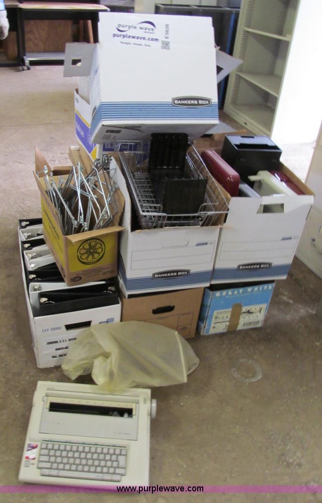 image for item E5626 Assorted office supplies