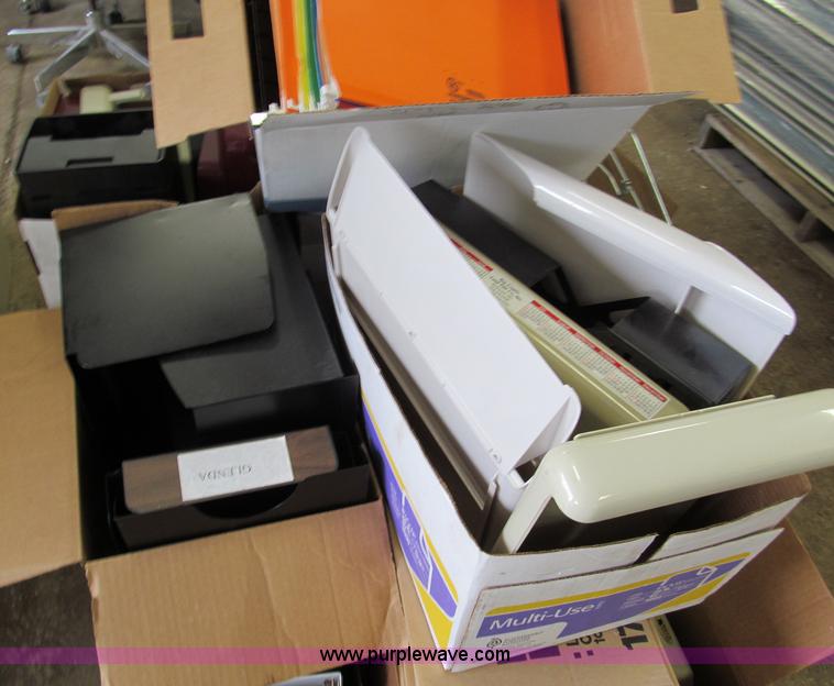 image for item E5626 Assorted office supplies