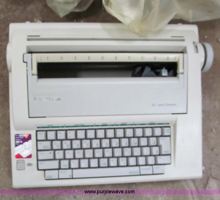 image for item E5626 Assorted office supplies