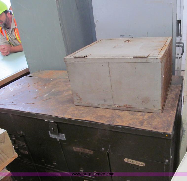 image for item E5629 Assorted furniture