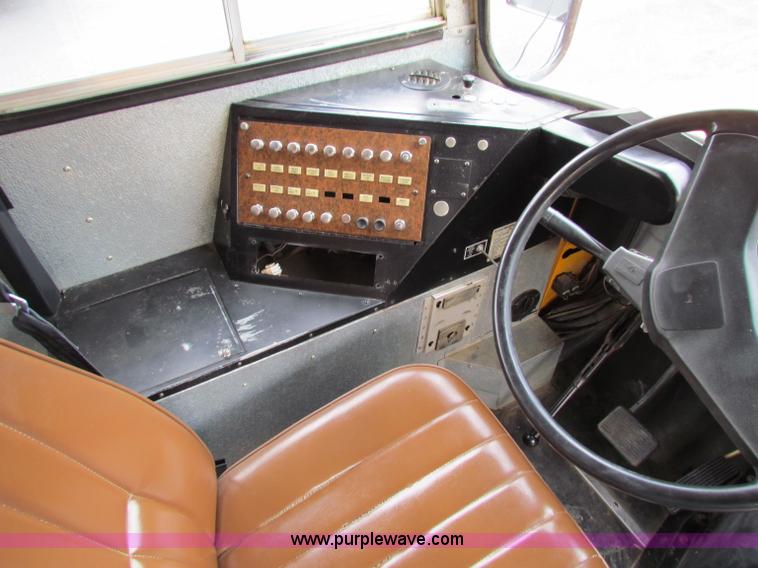 image for item E8090 1996 International 3800 school bus