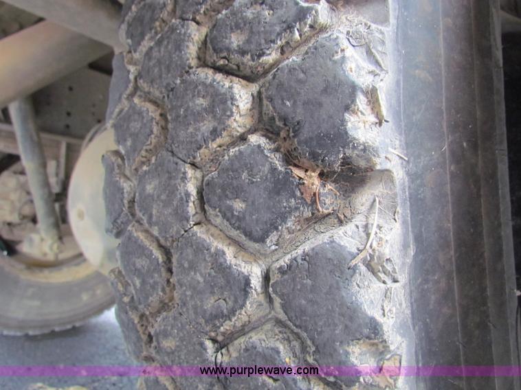 image for item E8090 1996 International 3800 school bus