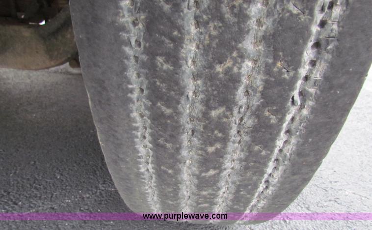 image for item E8090 1996 International 3800 school bus