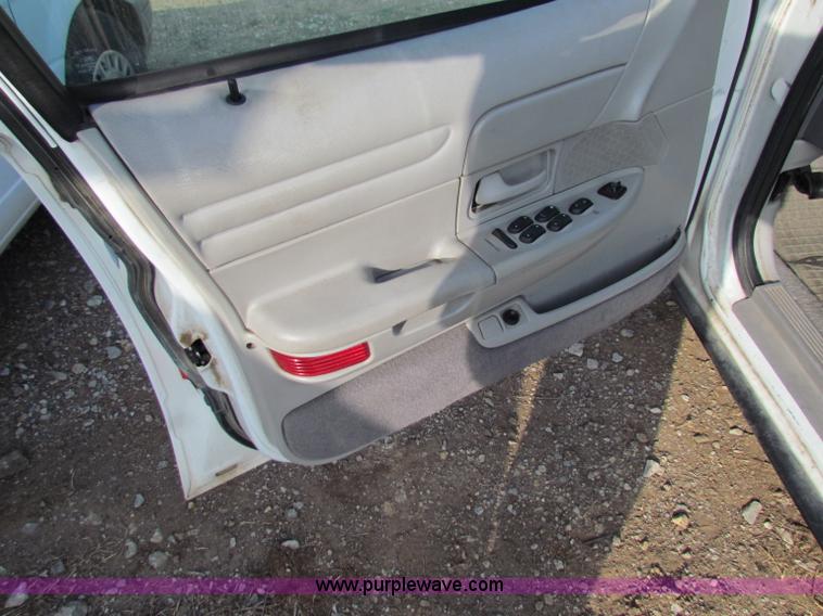 image for item E8131 2000 Ford Crown Victoria Police Interceptor