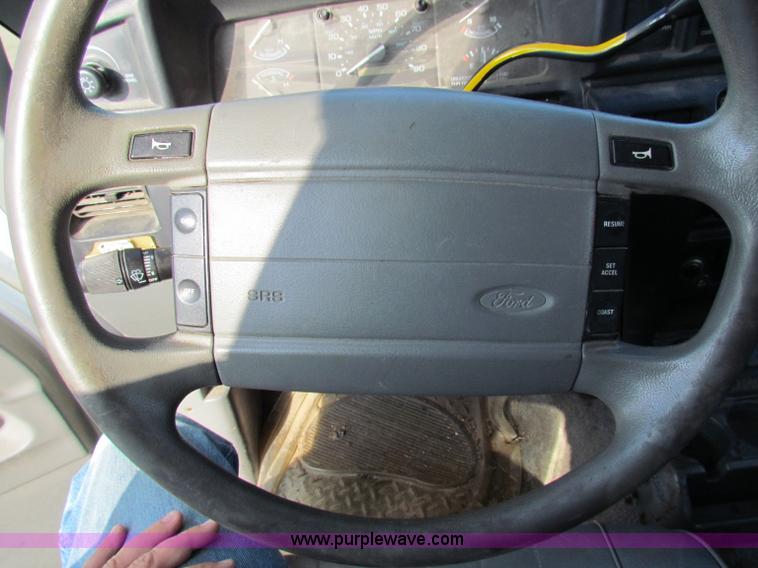 image for item E8132 1994 Ford Aerostar cargo van