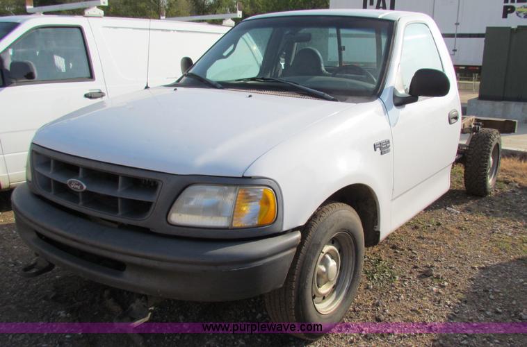 image for item E8134 1998 Ford F150 pickup truck cab and chassis