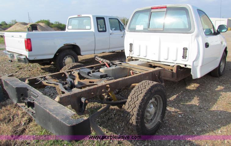 image for item E8134 1998 Ford F150 pickup truck cab and chassis