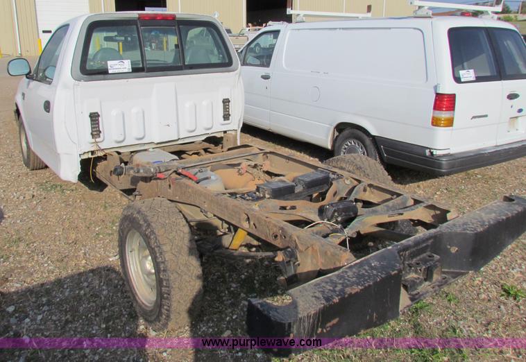 image for item E8134 1998 Ford F150 pickup truck cab and chassis
