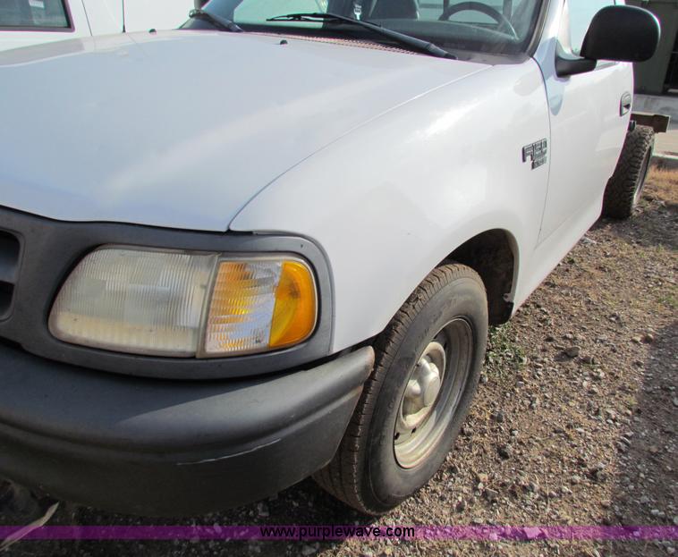 image for item E8134 1998 Ford F150 pickup truck cab and chassis