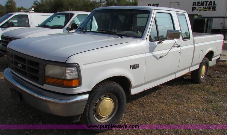 image for item E8135 1994 Ford F150 pickup truck