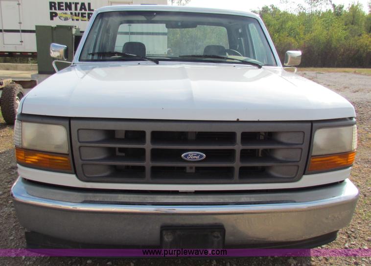 image for item E8135 1994 Ford F150 pickup truck