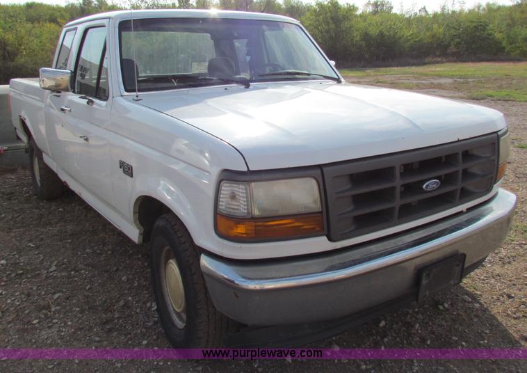 image for item E8135 1994 Ford F150 pickup truck