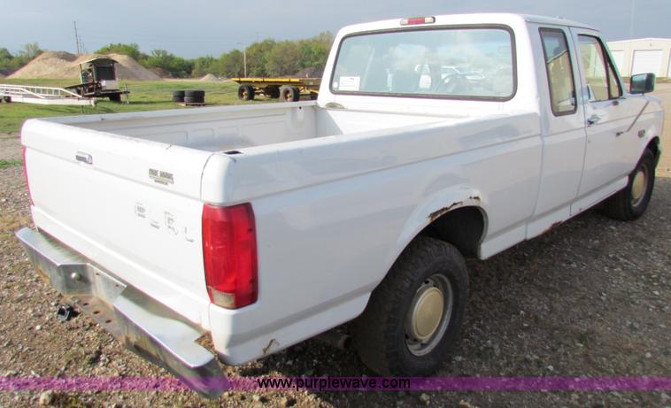 image for item E8135 1994 Ford F150 pickup truck