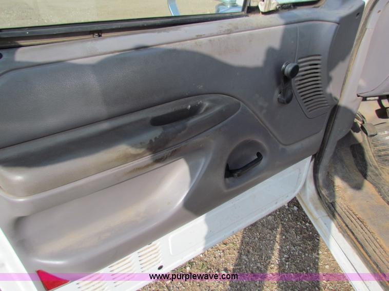 image for item E8135 1994 Ford F150 pickup truck