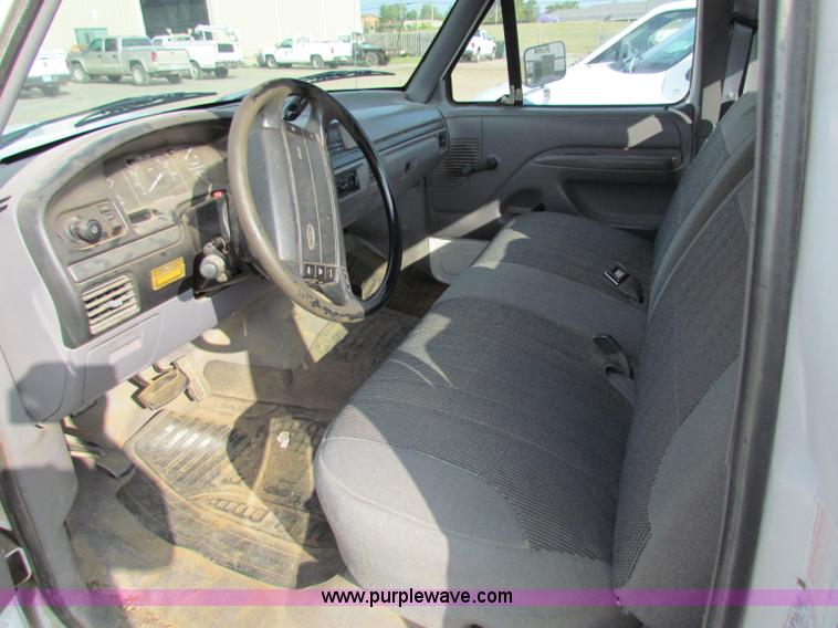 image for item E8135 1994 Ford F150 pickup truck