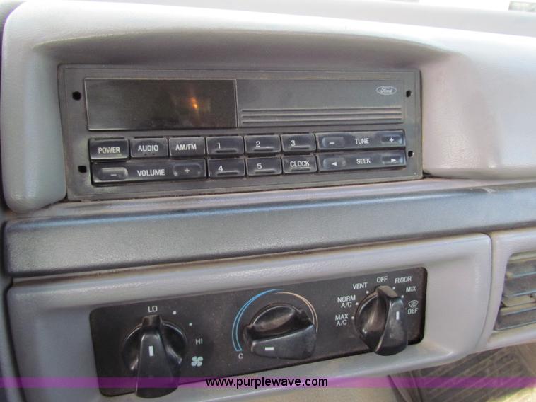 image for item E8135 1994 Ford F150 pickup truck