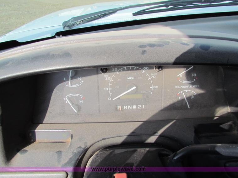 image for item E8135 1994 Ford F150 pickup truck