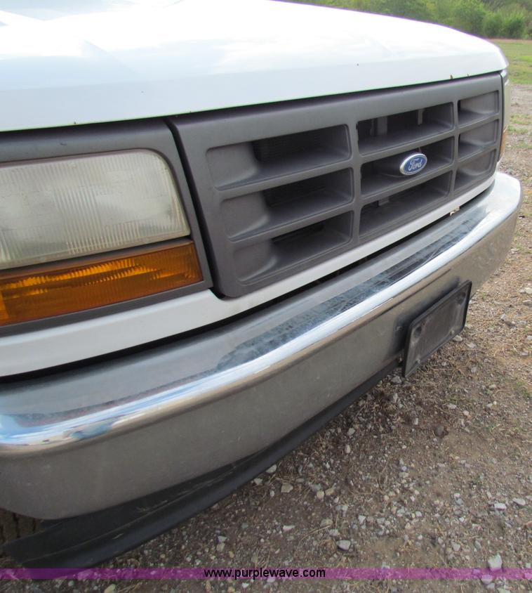 image for item E8135 1994 Ford F150 pickup truck