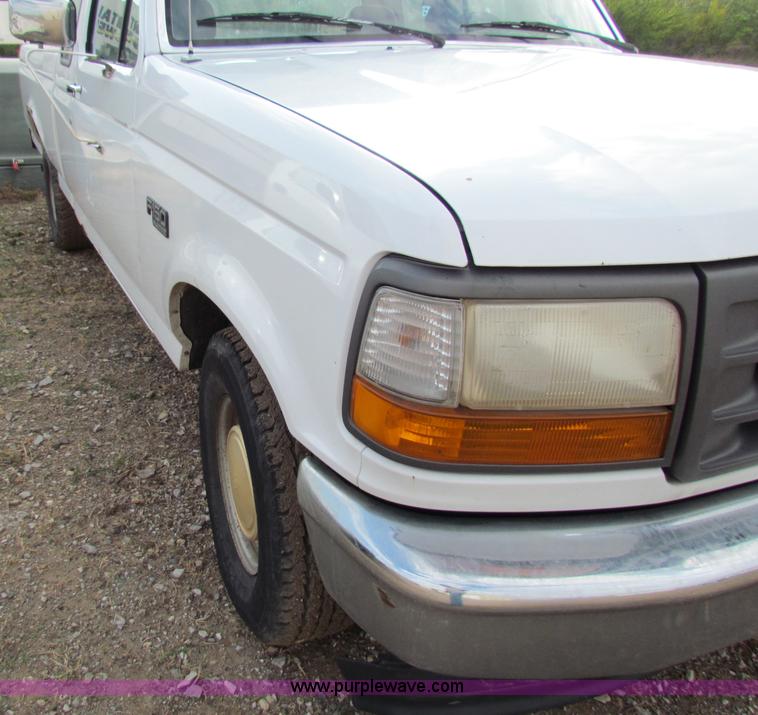 image for item E8135 1994 Ford F150 pickup truck