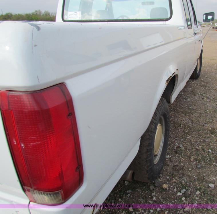 image for item E8135 1994 Ford F150 pickup truck