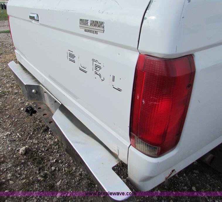 image for item E8135 1994 Ford F150 pickup truck