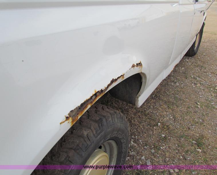 image for item E8135 1994 Ford F150 pickup truck