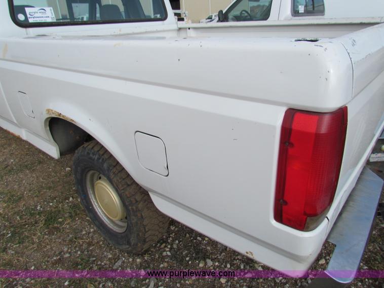 image for item E8135 1994 Ford F150 pickup truck