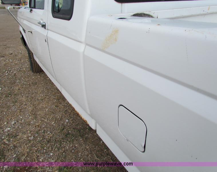 image for item E8135 1994 Ford F150 pickup truck