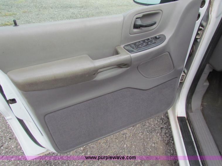image for item E8138 1999 Ford Windstar minivan