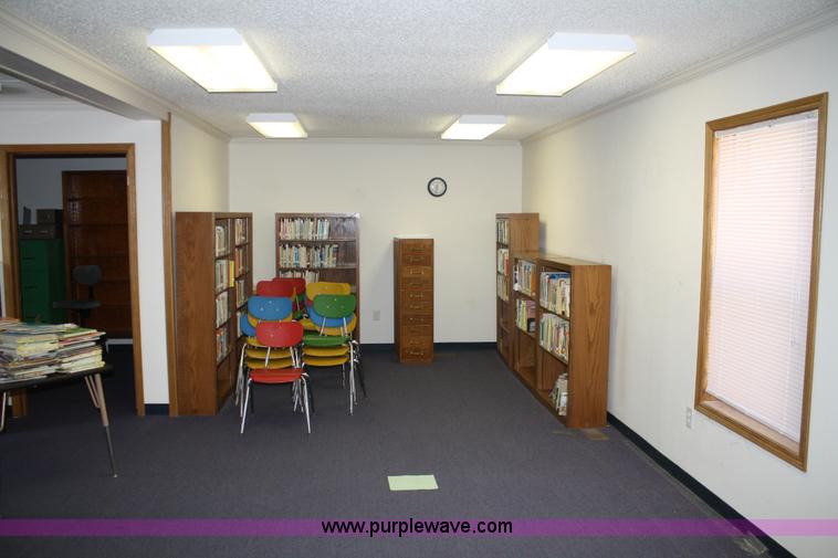 image for item F2528 Mobile classroom with step