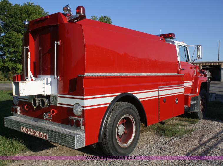 image for item F2580 1982 Ford 8000 tanker truck