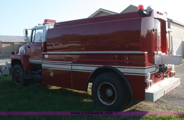 image for item F2580 1982 Ford 8000 tanker truck