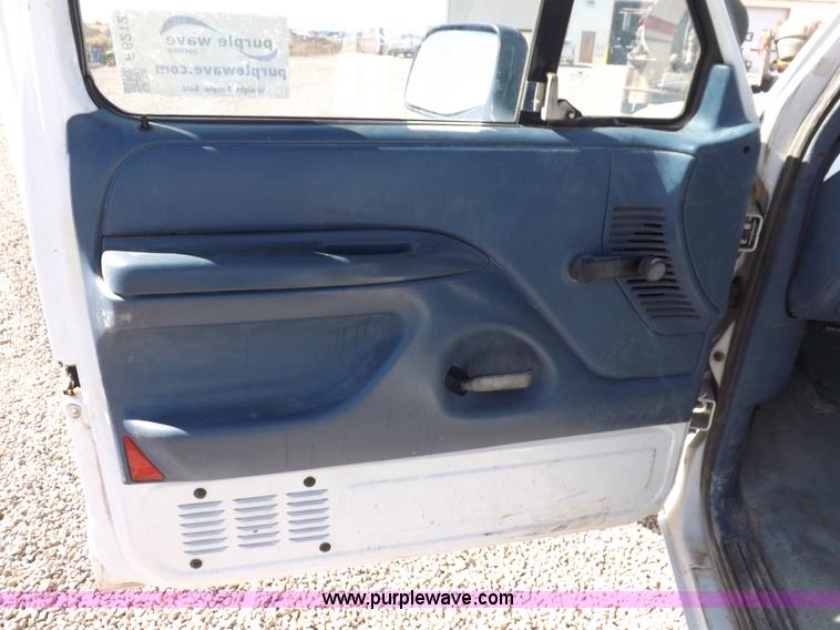 image for item F6212 1995 Ford F150 XL pickup truck