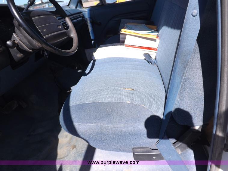 image for item F6212 1995 Ford F150 XL pickup truck