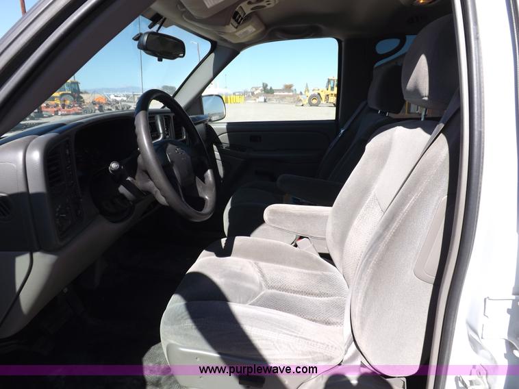 image for item F6213 2004 Chevrolet Tahoe K1500 SUV