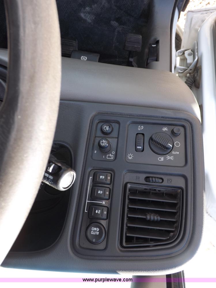 image for item F6213 2004 Chevrolet Tahoe K1500 SUV