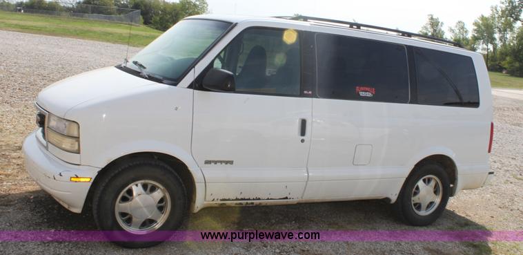 image for item G4965 2000 GMC Safari van