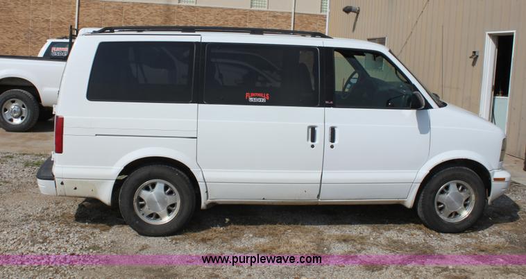 image for item G4965 2000 GMC Safari van