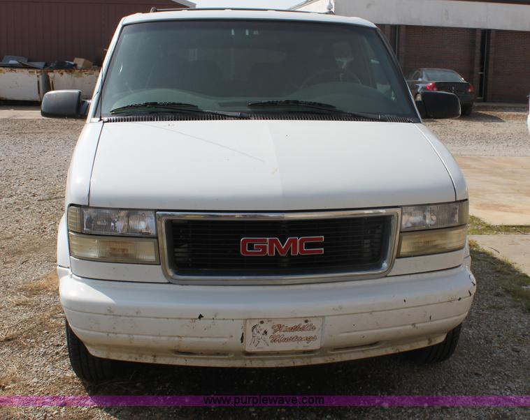 image for item G4965 2000 GMC Safari van