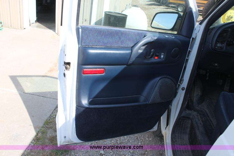 image for item G4965 2000 GMC Safari van