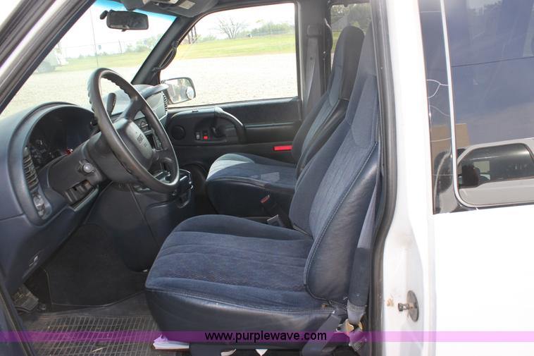 image for item G4965 2000 GMC Safari van