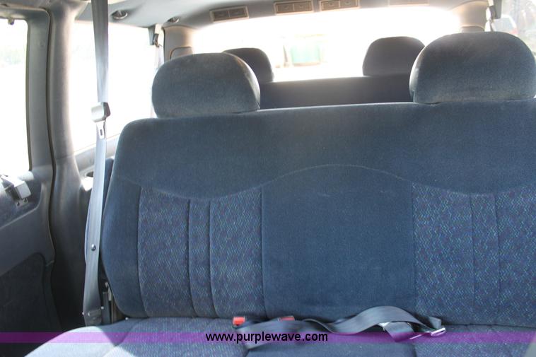 image for item G4965 2000 GMC Safari van