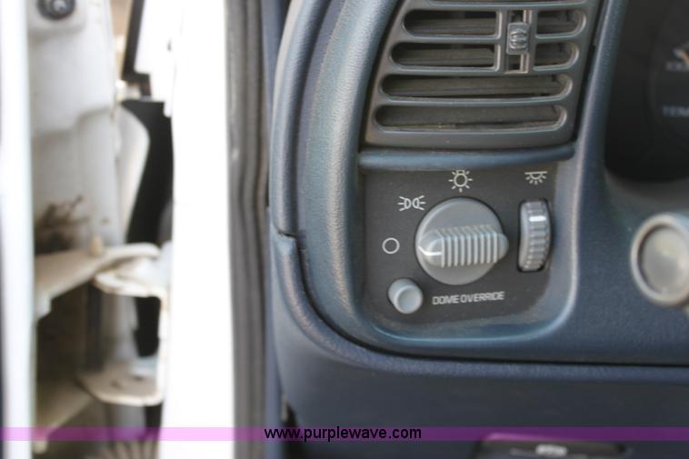 image for item G4965 2000 GMC Safari van