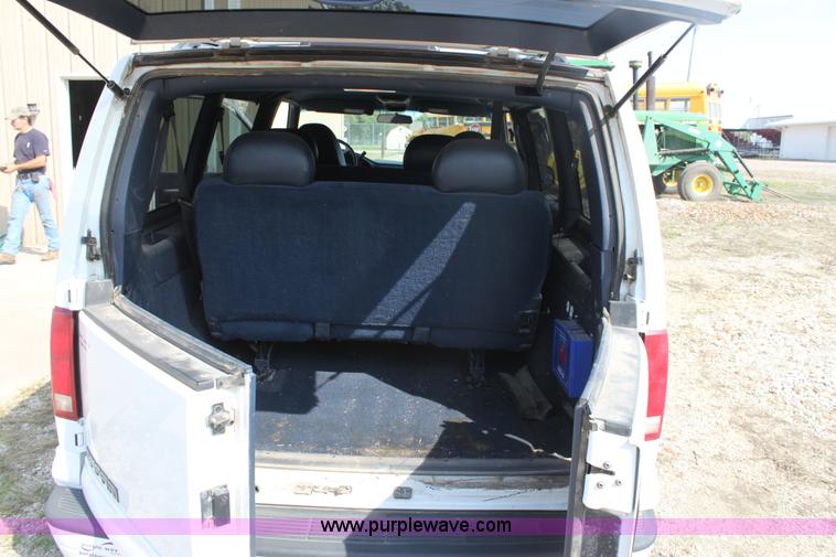 image for item G4965 2000 GMC Safari van