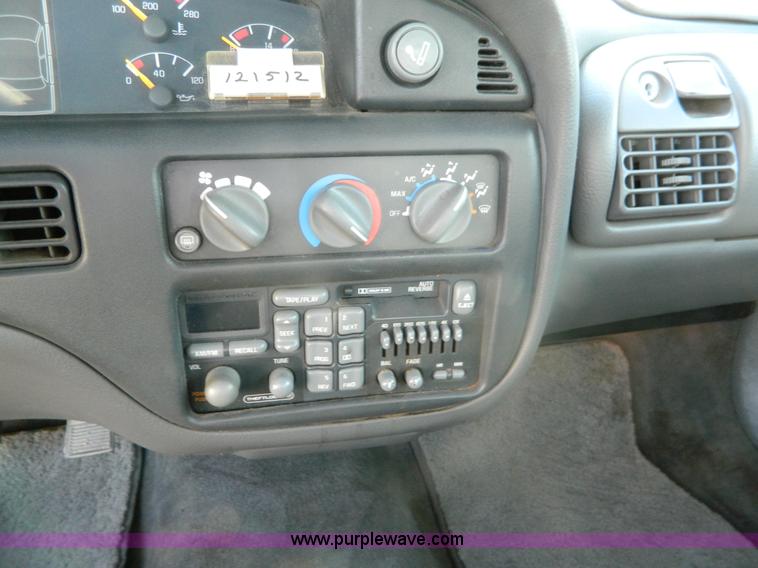 image for item G7504 1999 Pontiac Bonneville SE