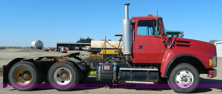 image for item G7505 1992 Ford LTLS9000 semi truck